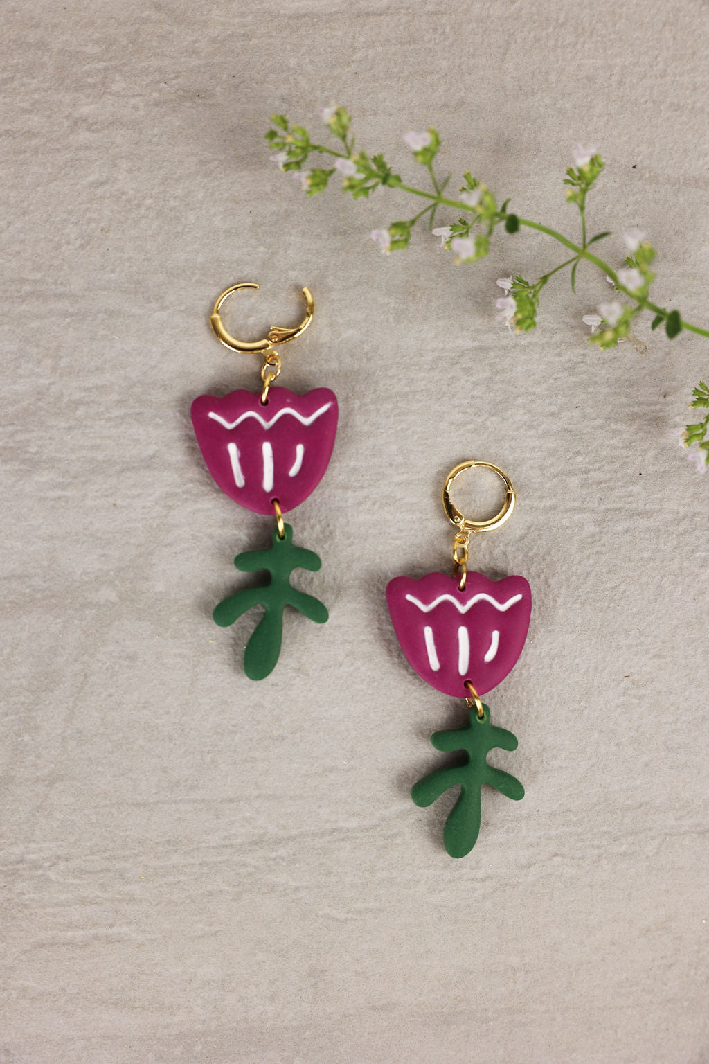 Tulip Shaped earring in amethyst color.