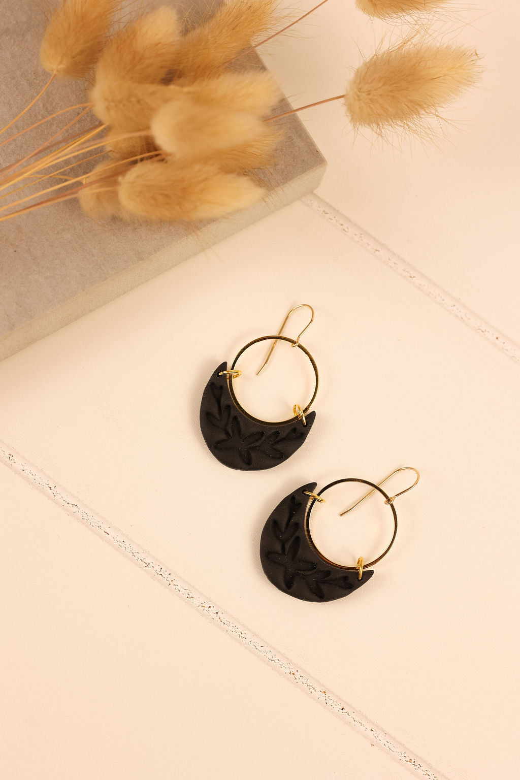 Luna earring in black with gold hardware